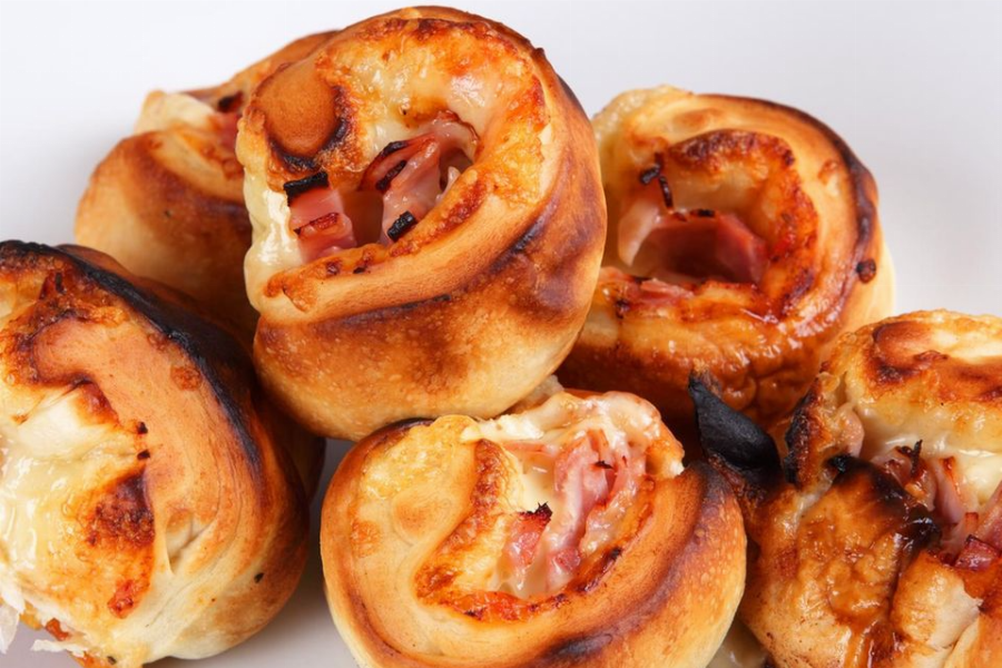 8 Pizzabrötchen mit Hinterschinken und Gouda-Käse